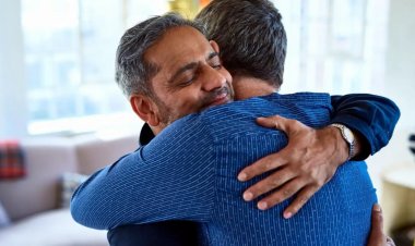 تفسير حلم حضن الميت وهو يبتسم