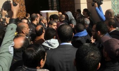 «الوداع الأخير».. انهيار شريف رمزي في جنازة شقيقه (صور)