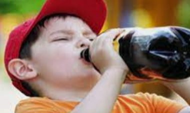 تعرف على أضرار المشروبات الغازية للأطفال أثناء تناول الطعام