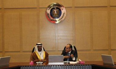 وزير التجارة والصناعة يبحث مع وزير المالية والاقتصاد الوطني بمملكة البحرين سبل تعزيز التعاون
