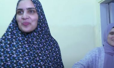 وصول حافلات الأسرى الفلسطينيين من سجن عوفر إلى بلدية بيتونيا بالضفة الغربية