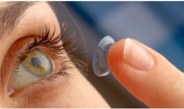 هل العدسات اللاصقة ضارة وتسبب مضاعفات صحية خطير؟