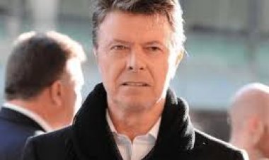 «ورقة غنائية تاريخية»: مزاد أوميجا يعرض مخطوطات ديفيد بوي الفنية للبيع