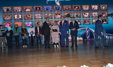 رئيس هيئة الرعاية الصحية يُكرّم صحفية «العاصمة» لجهودها في رصد إنجازات القطاع
