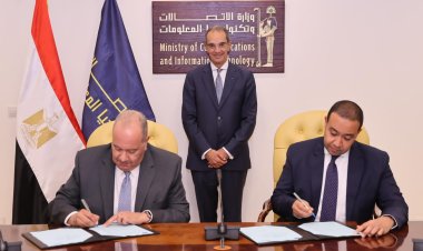 وزير الاتصالات يشهد توقيع عقد بين المصرية للاتصالات وشركة راية