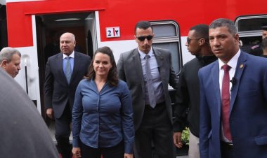 رئيسة المجر تستقل قطار مكون من عربات مجرية من محطة مصر برمسيس وحتى محطة الجيزة