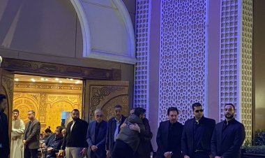 عزاء طارق عبدالعزيز.. أحمد خالد صالح ومحمد رياض في استقبال الحاضرين