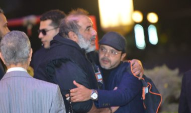 انكسار «هنيدي» وحسرة عمرو عبد الجليل.. مشاهد داخل عزاء طارق عبدالعزيز