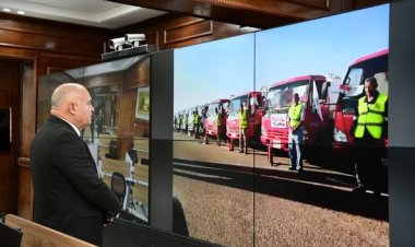 محافظ قنا يتابع اصطفاف المعدات والسيارات التابعة للوحدات المحلية عبر البث المباشر