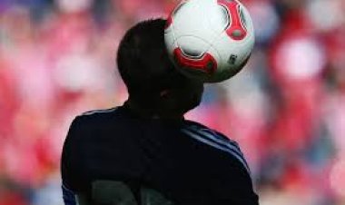 هل الضربات بالرأس تمثل خطر على لاعبي كرة القدم ؟