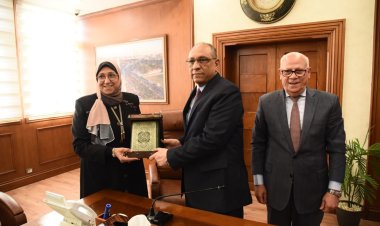 محافظ بورسعيد يكرم مديرة «المجلس الإقليمي للسكان» ويشيد بجهودها خلال فترة عملها