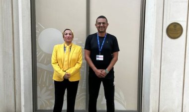 وزيرة البيئة تستقبل المغامر المصري علي عبده بالجناح المصري بمؤتمر المناخ cop28 في دبي