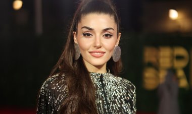 النجمة التركية هاندا أرتشيل تتألق على السجادة الحمراء في البحر الأحمر