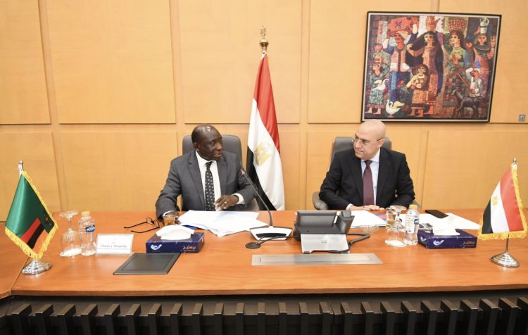 وزير الإسكان يعرض على نظيره الزامبى التجربة العمرانية المصرية