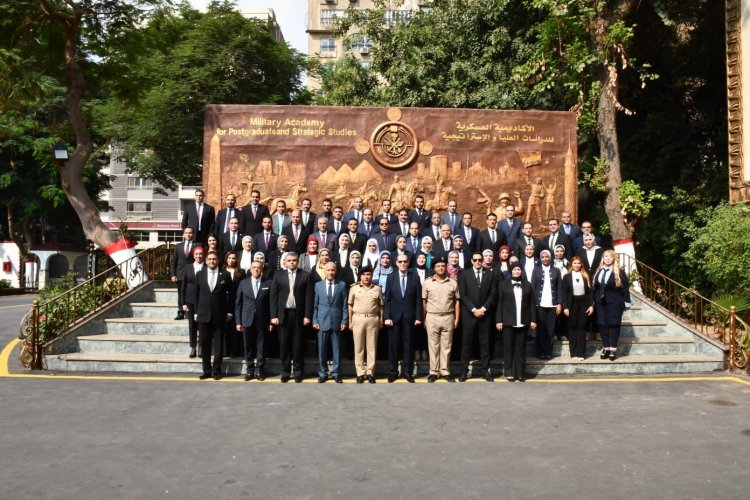 رئيس النيابة الإدارية يشهد فعَّاليات الدورة التثقيفية بكلية الدفاع الوطني