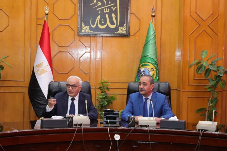 وزير التربية ومحافظ الإسماعيلية يعقدان اجتماعا مع قيادات ومديرى الإدارات التعليمية بالمحافظة