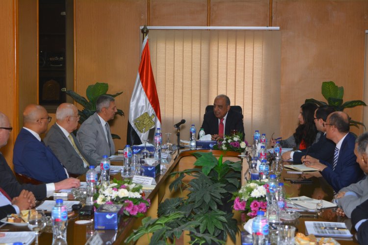 وزير قطاع الأعمال يوجه شركات الأدوية بسرعة إنجاز التطوير