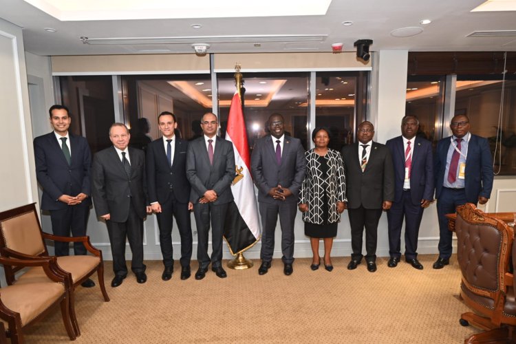 مسئولو الإسكان يبحثون مع وزير التجارة الزامبي سبل تقديم الدعم الفنى فى البنية الأساسية والمياه والصرف