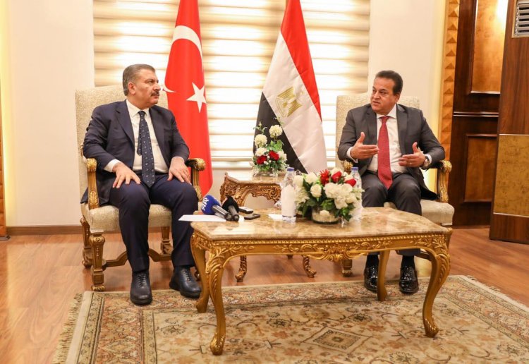 وزير الصحة يستقبل نظريه التركي بمطار القاهرة الدولي