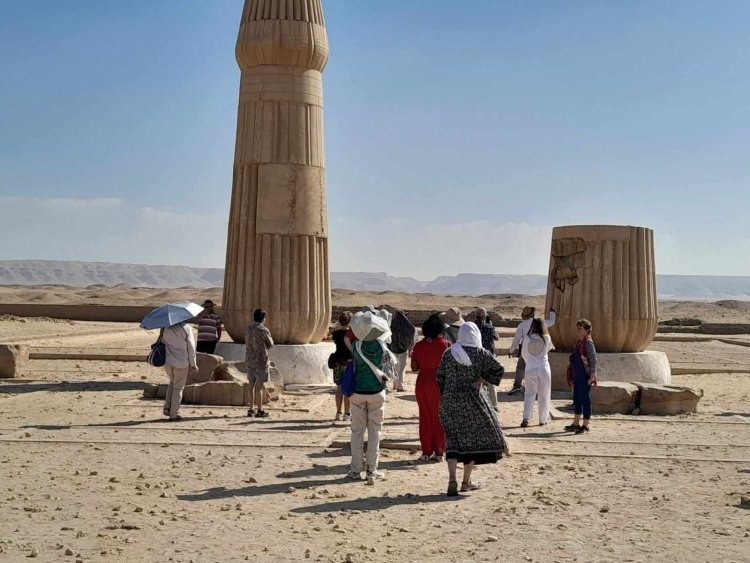 وفد سياحي متعدد الجنسيات يزور المناطق الاثرية بالمنيا