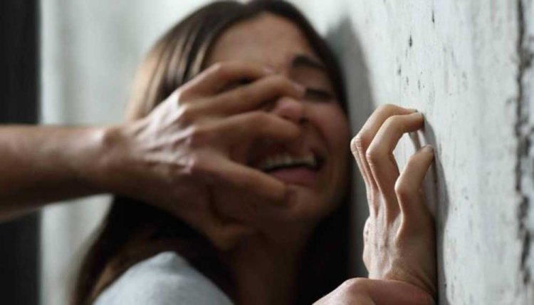 عاشرها معاشرة الأزواج.. عرض الأب وابنته الضحية على الطب الشرعي بالدقهلية