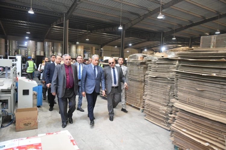 شحاتة يلتقى قيادات «إتحاد المشروعات الصغيرة» ويتفقد مصنع «التعبئة والتغليف»