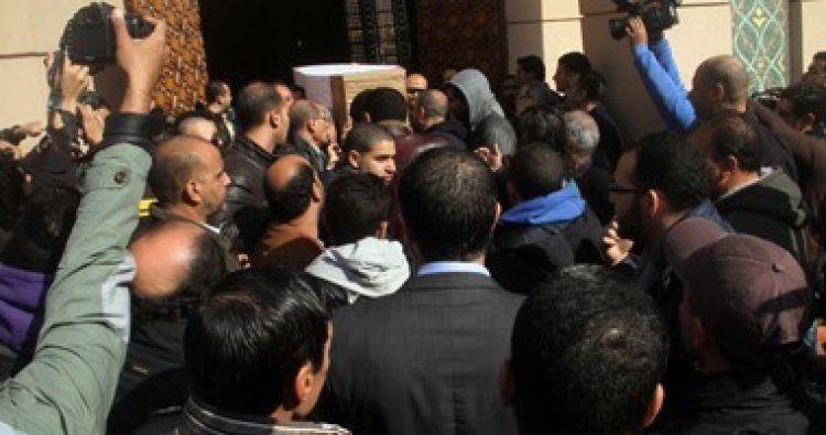 «الوداع الأخير».. انهيار شريف رمزي في جنازة شقيقه (صور)