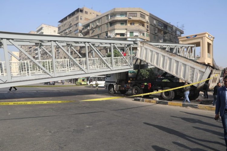 بعد سقوط كوبري مشاة أحمد عرابي.. تعرف على العقوبة القانونية التي تنتظر سائق السيارة النقل