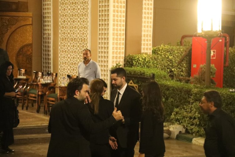 شريف رمزى يتلقي عزاء شقيقه بمسجد الشرطة