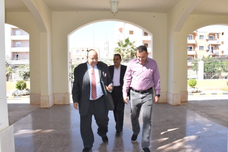 رئيس جامعة الأقصر يبحث إنشاء مقر جديد للجامعة في طيبة