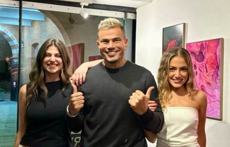 كنزي عمرو دياب تفتتح معرضها الفني في لندن بحضور والدها