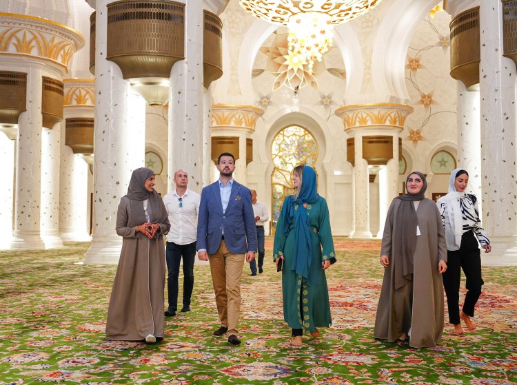 رئيس مونتينيغرو يزور جامع الشيخ زايد الكبير في أبوظبي
