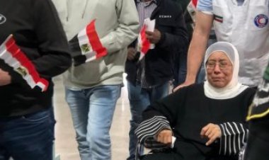 "السيسى رئيسى".. مصريات على كراسٍ متحركة يحرصن على الإدلاء بأصواتهن في الكويت