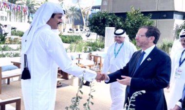 جدل كبير بشأن مشهد مصافحة أمير قطر والرئيس الإسرائيلي