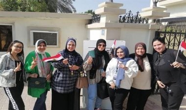 السيدات يتصدرن المشهد الانتخابي أمام السفارة المصرية بالبحرين