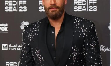 نيقولا معوض يرد على انتقادات ملابسه في البحر الأحمر