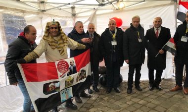 بـالطبل البلدي والزي الفرعوني.. المصريون يعبرون عن سعادتهم في ثالث أيام انتخابات الرئاسة