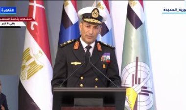 قائد القوات البحرية يقدم هدية تذكارية لـ الرئيس السيسي في معرض إيديكس 2023