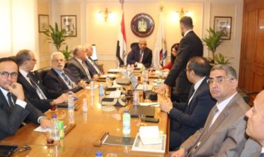 وزير قطاع الأعمال يطالب بتنشيط عمليات البيع فى السوق المحلى والأسواق الخارجية