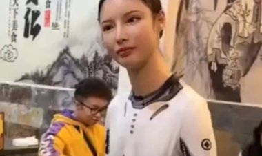 امرأة تتظاهر أنها روبوت  تثير دهشة الجميع في الصين