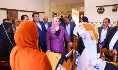 وزيرة التضامن الاجتماعي تتفقد أروقة «البيت النوبي» للحرف اليدوية والتراثية بمحافظة الأقصر