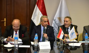 وزير العمل يلتقى قيادات الاتحاد العام للغرف التجارية.. تفاصيل