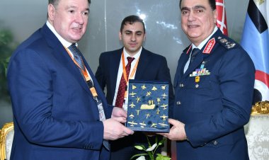 لقاءات ثنائية لقادة الأفرع الرئيسية وكبار قادة القوات المسلحة على هامش «إيديكس 2023»