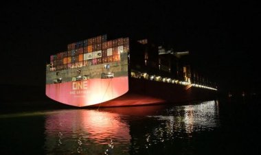 أسامة ربيع: السفينة «ONE ORPHEUS» تستأنف عبورها لقناة السويس