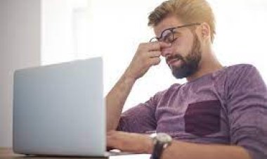 أضرار إطالة النظر في شاشة المحمول والكمبيوتر