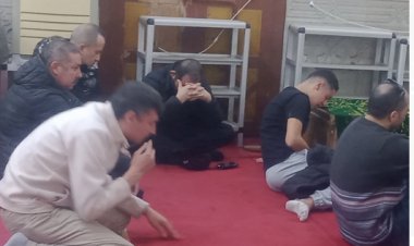 بالصور| أحمد حلمي باكيًا في جنازة شقيقه