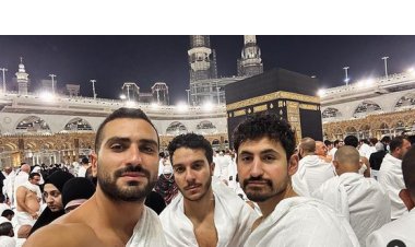 محمد الشرنوبي يؤدي مناسك العمرة برفقة أمير المصري