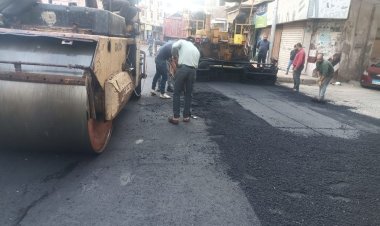 محافظ دمياط تتابع أعمال رصف شارع 10 بمنطقة الأعصر