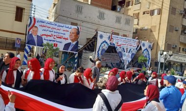 «أطول علم مصري» يفتتح لجان الاقتراع في مسيرة حاشدة بقنا (صور)