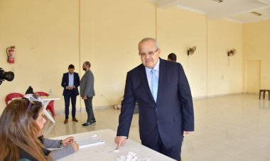 رئيس جامعة القاهرة محمد عثمان الخشت يدلي بصوته في الانتخابات الرئاسية